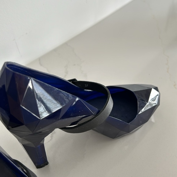 Geometric translucent shoes - Picture 2 of 3